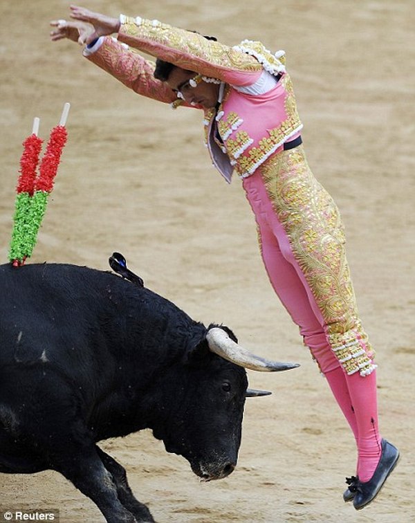 matador spain 03 Dramatic Moments When Matadors Get Gored by a Bull