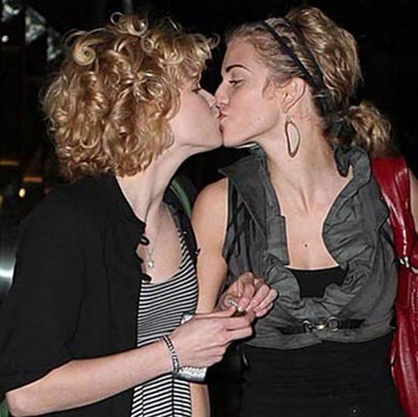 scandal kisses 08 Scandal Celebrities Kisses