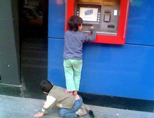 strange people at atm 05 10 Strangest People At ATMs 