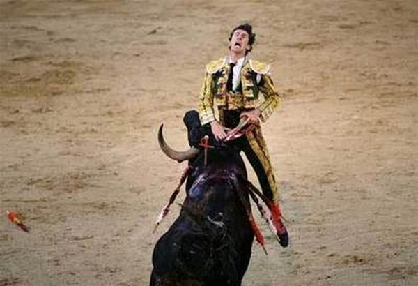 matador spain 01 Dramatic Moments When Matadors Get Gored by a Bull