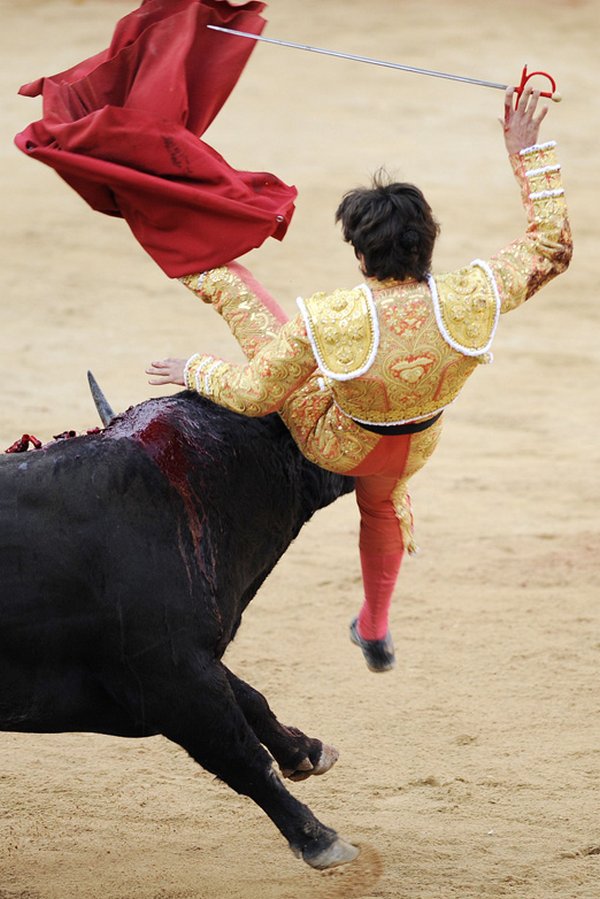 matador spain 04 Dramatic Moments When Matadors Get Gored by a Bull