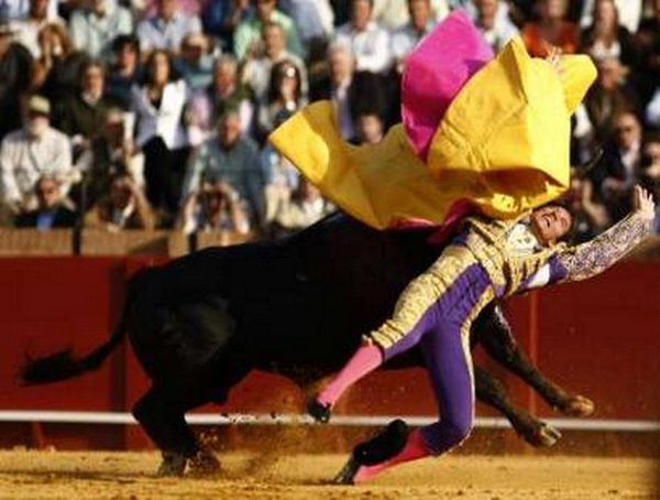 matador spain 08 Dramatic Moments When Matadors Get Gored by a Bull