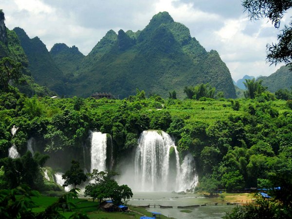 waterfall 12 Amazing Photos of Most Beautiful Waterfalls in The World