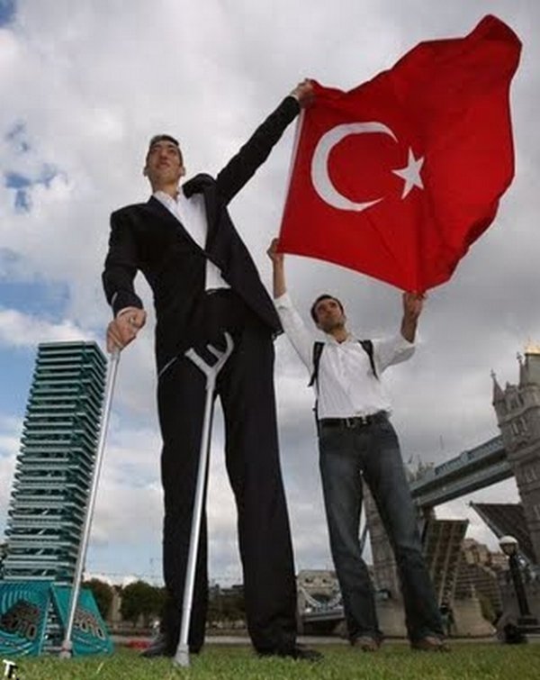 tallest man 04 Meet Sultan Kosen From Turkey   The Worlds Tallest Man 81(2.47 meter)