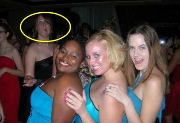 fanny photo bombing 17 18 Epic Photo Bombs You Must Not Miss!