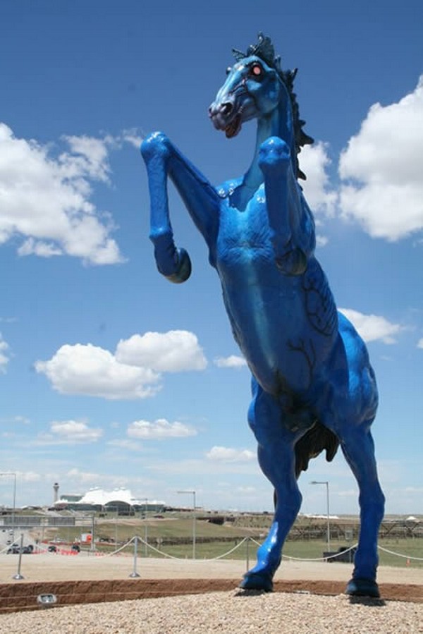 strangest statues in the world 03 Top 10 Weirdest Statues Ever Found