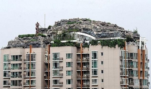 professor builds illegal mountain villa 07 Unbelievably   IIllegal Mountain Villa Atop 26 Story Building