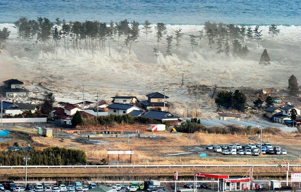 30 Most Incredible Photos Of The Japan Earthquake