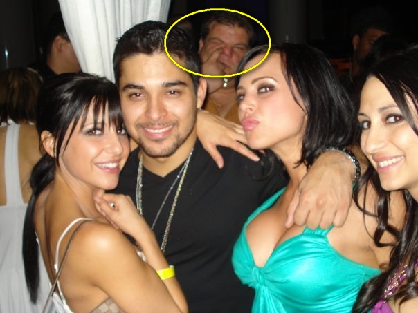 18 Epic Photo-Bombs You Must Not Miss!