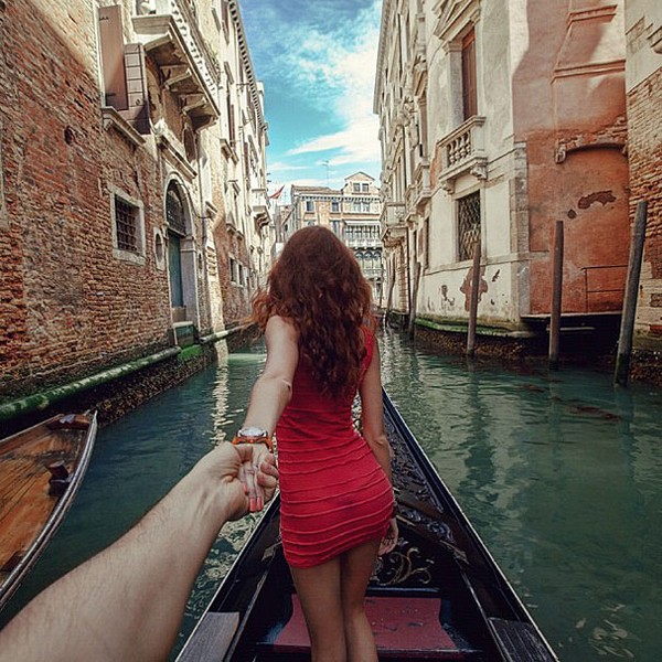 Photographer Follows His Girlfriend Around The World